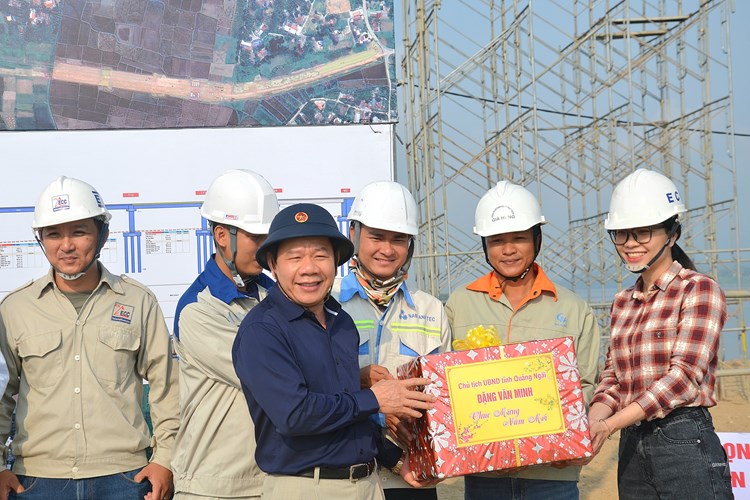 Quảng Ngãi: Ra quân đầu năm tại các công trình trọng điểm của tỉnh - Anh 1