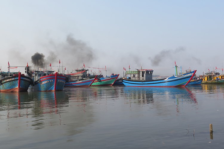Ngư dân Thừa Thiên Huế xuất quân “mở biển” đầu năm - Anh 2