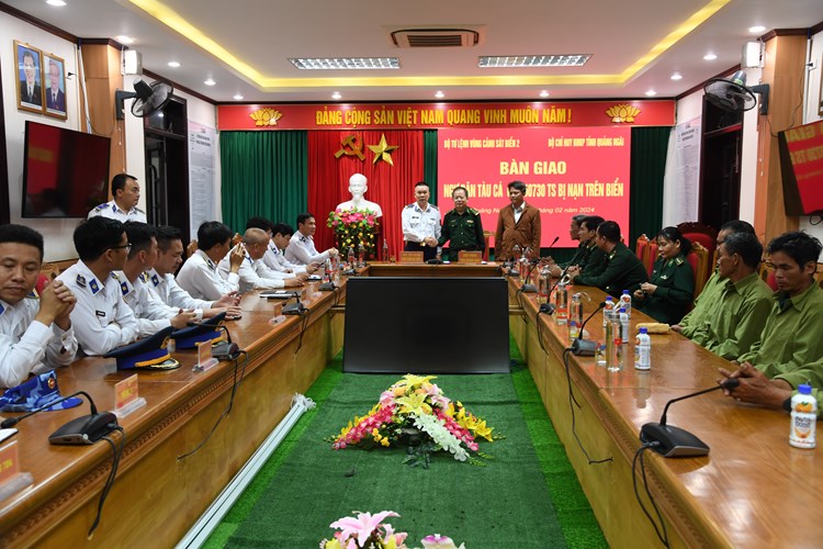 Cứu nạn thành công 7 ngư dân tàu cá Quảng Ngãi bị chìm - Anh 2