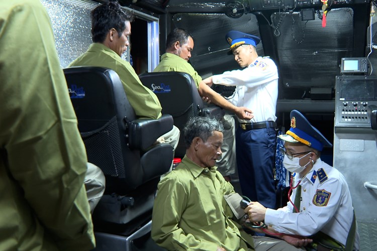 Cứu nạn thành công 7 ngư dân tàu cá Quảng Ngãi bị chìm - Anh 1
