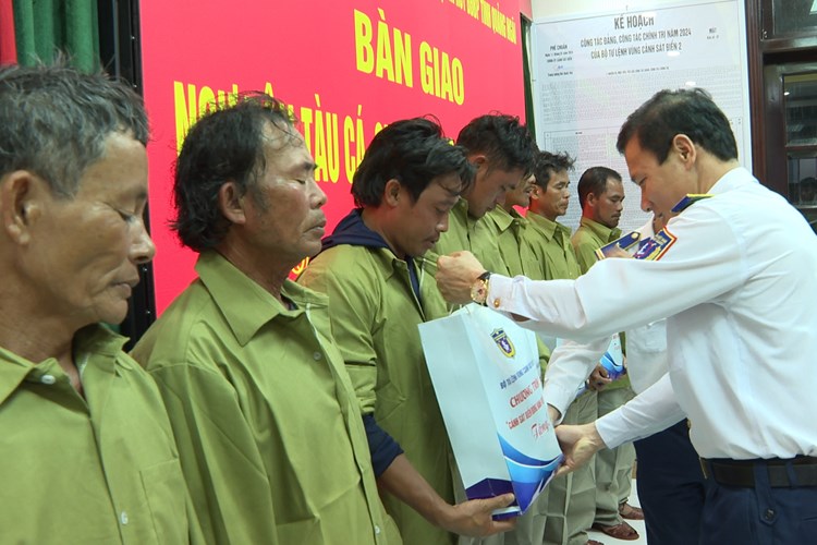 Cứu nạn thành công 7 ngư dân tàu cá Quảng Ngãi bị chìm - Anh 3