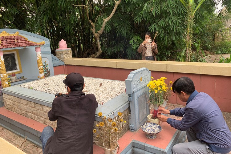 Ngày thơ viếng mộ thi nhân ở xứ Huế - Anh 3