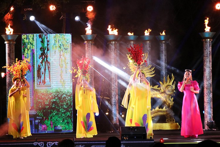 Đêm thơ nhạc “Hương sắc mùa xuân” - Anh 3