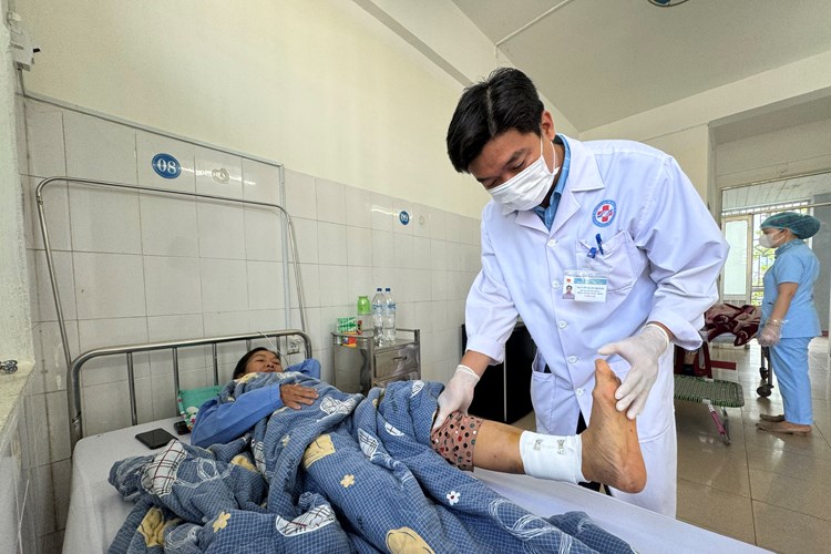 Những chiến sĩ “áo trắng” tận tậm với nghề - Anh 3