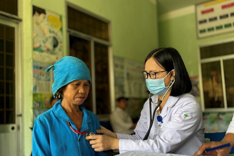 Những chiến sĩ “áo trắng” tận tậm với nghề - Anh 2