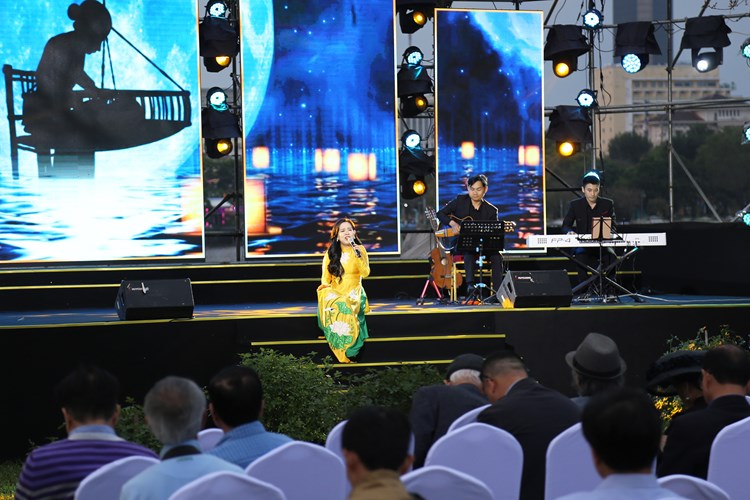 Nhiều cảm xúc từ đêm nhạc Trịnh Công Sơn “Chiều trên quê hương tôi” - Anh 3
