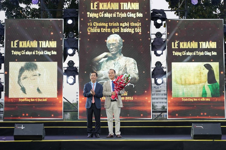 Nhiều cảm xúc từ đêm nhạc Trịnh Công Sơn “Chiều trên quê hương tôi” - Anh 5