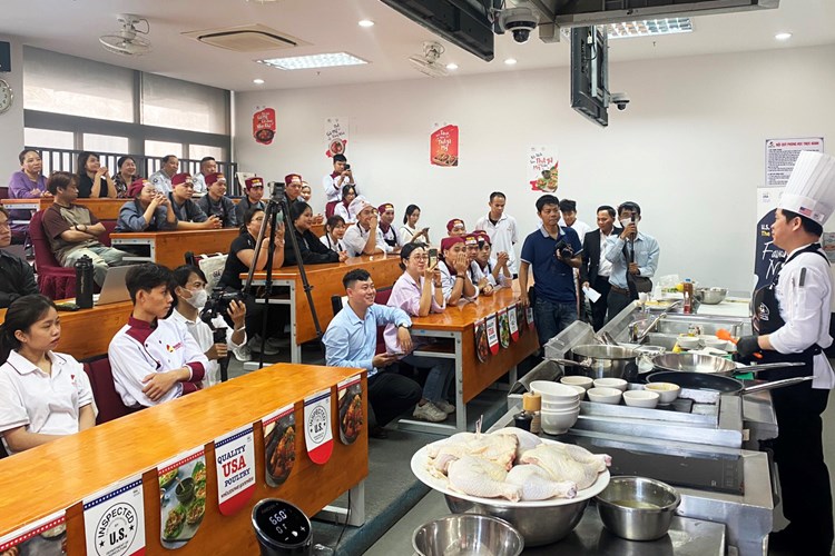 Sinh viên trường du lịch thi tay nghề nấu ăn với món ngon từ thịt gà Mỹ - Anh 1