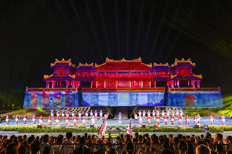 Vietnam Airlines là nhà vận chuyển chính thức của Festival Huế 2024 - Anh 2