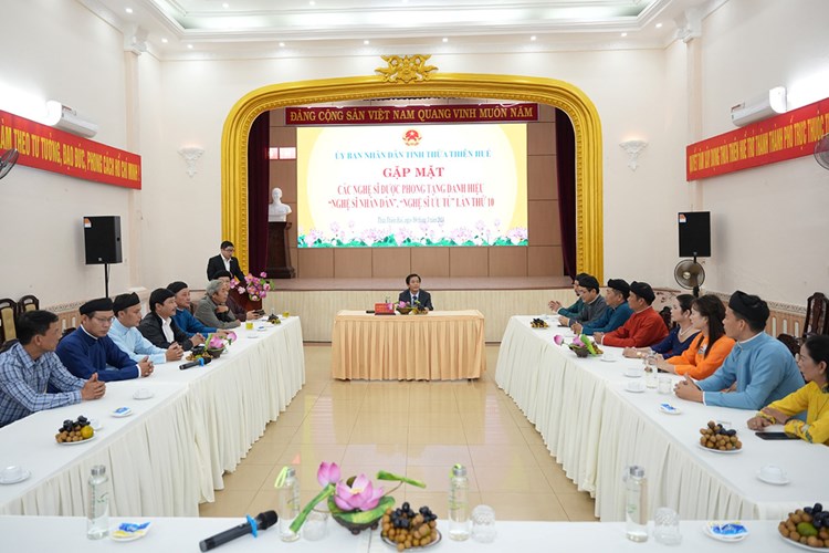 Thừa Thiên Huế gặp mặt, chúc mừng các nghệ sĩ được phong tặng NSND, NSƯT - Anh 3
