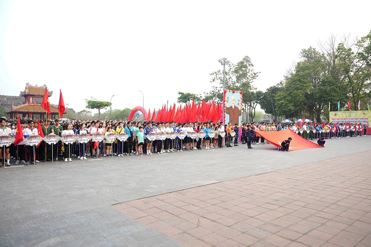 Hơn 2.000 người tham gia Ngày chạy Olympic tại Huế - Anh 1