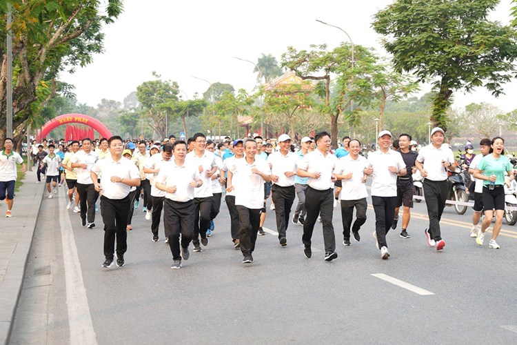 Hơn 2.000 người tham gia Ngày chạy Olympic tại Huế - Anh 2