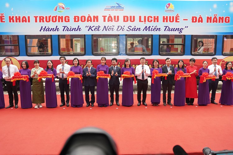 Khai trương đoàn tàu du lịch “Kết nối di sản miền Trung” - Anh 1