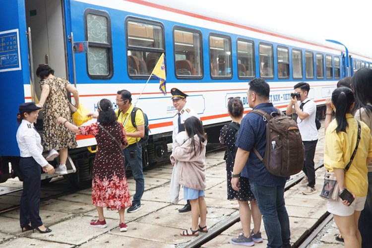 Khai trương đoàn tàu du lịch “Kết nối di sản miền Trung” - Anh 2