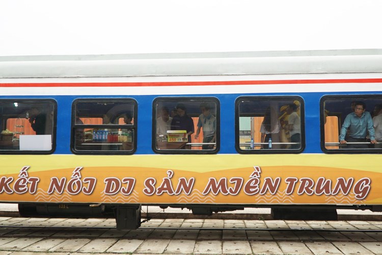 Khai trương đoàn tàu du lịch “Kết nối di sản miền Trung” - Anh 6