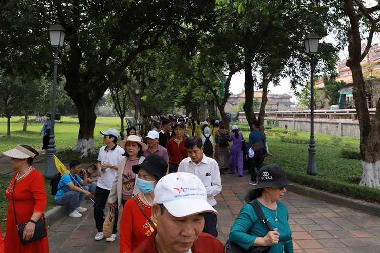 Hơn 15.000 lượt khách nội địa tham quan miễn phí di sản Huế - Anh 2