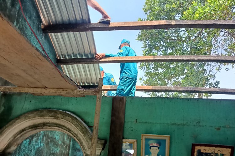 Hỗ trợ người dân khắc phục và sửa nhà bị tốc mái - Anh 2
