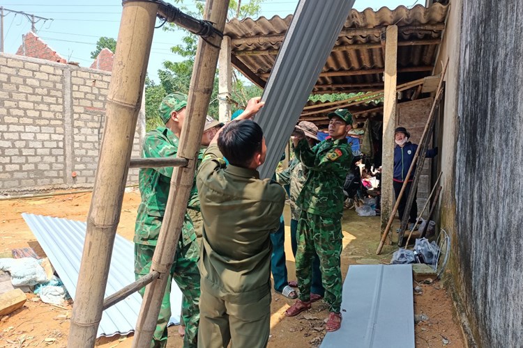 Hỗ trợ người dân khắc phục và sửa nhà bị tốc mái - Anh 1