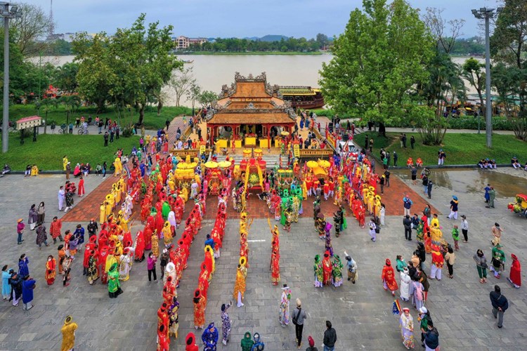 Lễ hội điện Huệ Nam 2024 sẽ có đoàn rước Thánh Mẫu trên đường bộ - Anh 2