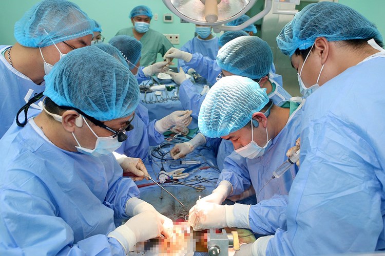 Trong 48 giờ, Bệnh viện Trung ương Huế lập kỷ lục với 8 ca ghép tạng thành công - Anh 1