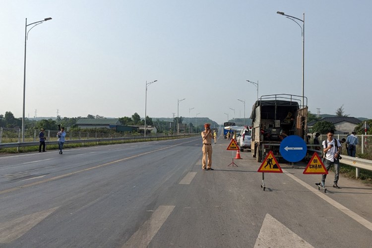 Phân luồng cao tốc Cam Lộ - La Sơn đang đẩy “rủi ro” về cho địa phương? - Anh 1