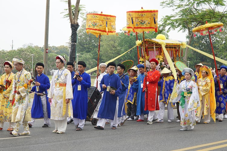 Khai hội điện Huệ Nam với lễ rước cung nghinh Thánh Mẫu trên đường bộ - Anh 1