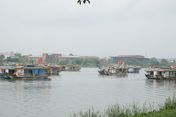 Khai hội điện Huệ Nam với lễ rước cung nghinh Thánh Mẫu trên đường bộ - Anh 6