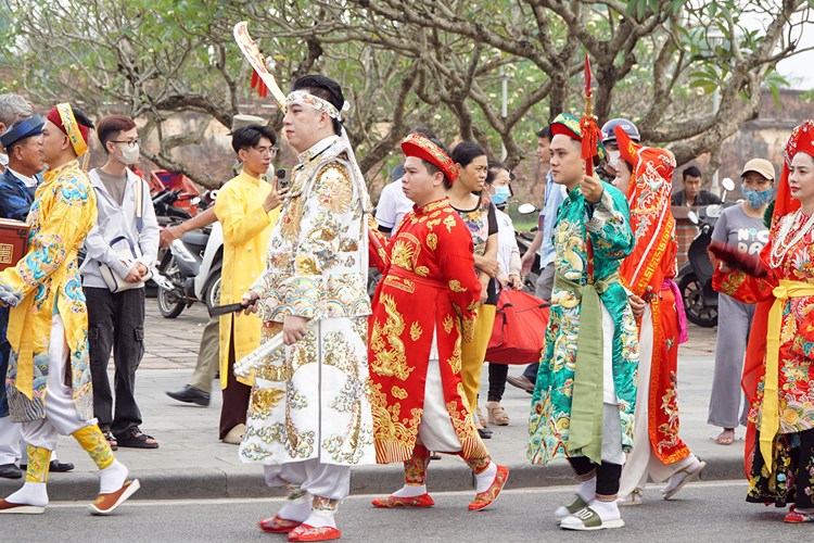 Khai hội điện Huệ Nam với lễ rước cung nghinh Thánh Mẫu trên đường bộ - Anh 3