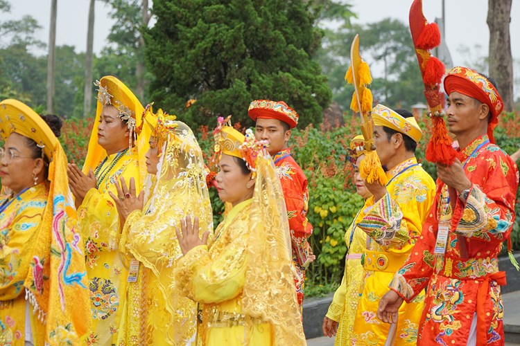 Khai hội điện Huệ Nam với lễ rước cung nghinh Thánh Mẫu trên đường bộ - Anh 7