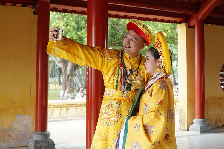 Khai hội điện Huệ Nam với lễ rước cung nghinh Thánh Mẫu trên đường bộ - Anh 5