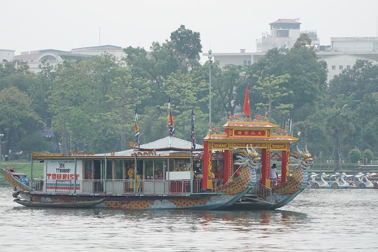 Khai hội điện Huệ Nam với lễ rước cung nghinh Thánh Mẫu trên đường bộ - Anh 4