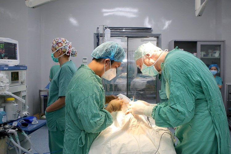 Phẫu thuật miễn phí cho trẻ mắc dị tật khe hở môi, vòm miệng - Anh 1