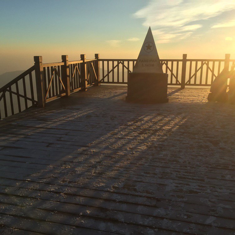 Du khách phấn khích đổ về Fansipan ngắm băng giá, trẩy Hội xuân mở cổng trời và chiêm bái xá lợi Phật - Anh 2