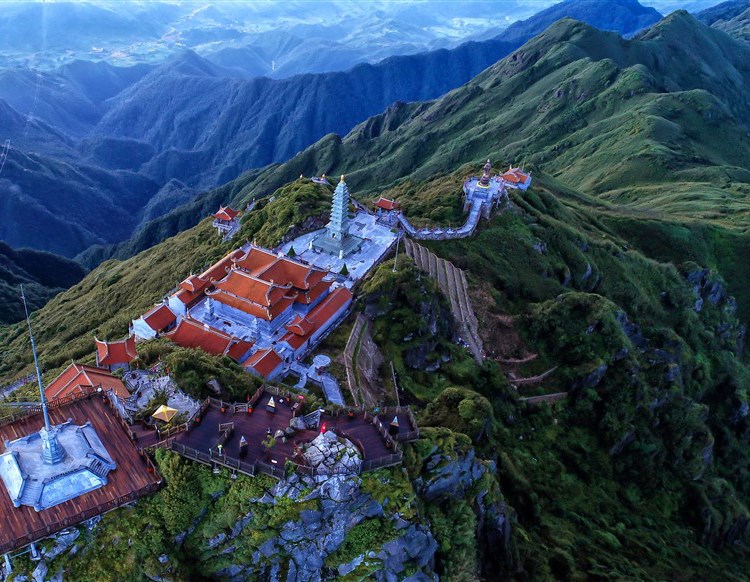 Du khách phấn khích đổ về Fansipan ngắm băng giá, trẩy Hội xuân mở cổng trời và chiêm bái xá lợi Phật - Anh 3