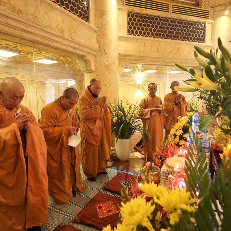 Du khách phấn khích đổ về Fansipan ngắm băng giá, trẩy Hội xuân mở cổng trời và chiêm bái xá lợi Phật - Anh 7