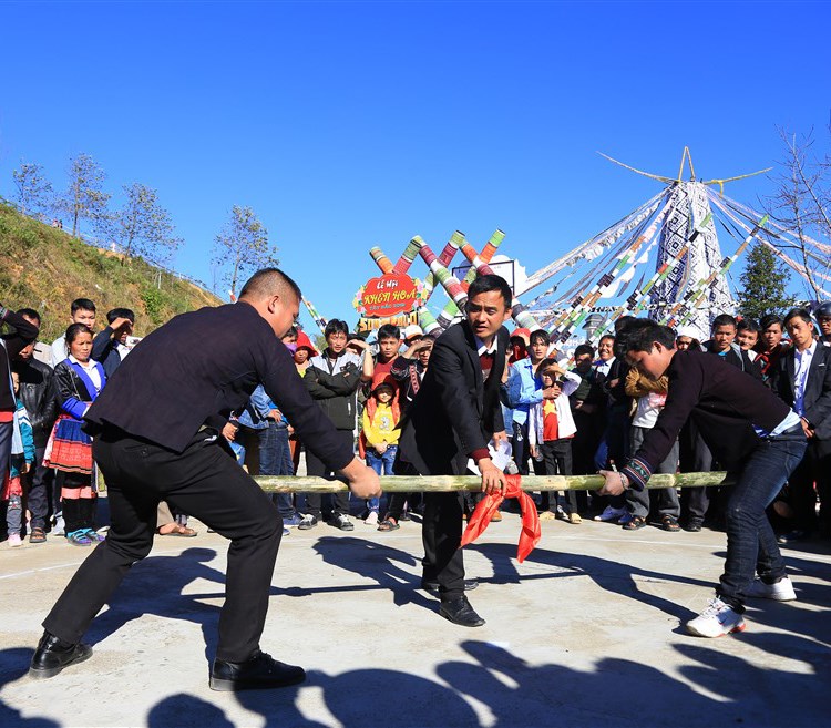 Du khách phấn khích đổ về Fansipan ngắm băng giá, trẩy Hội xuân mở cổng trời và chiêm bái xá lợi Phật - Anh 6