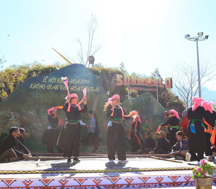 Du khách phấn khích đổ về Fansipan ngắm băng giá, trẩy Hội xuân mở cổng trời và chiêm bái xá lợi Phật - Anh 4