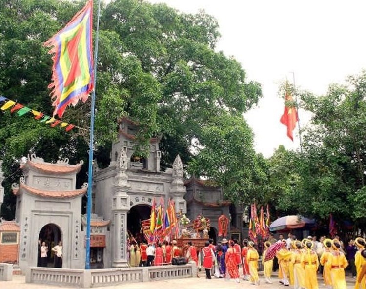 Hàng nghìn du khách kéo về ngôi đền linh thiêng nhất đất Phố Hiến - Anh 1