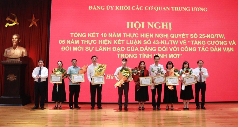 Nhiều chuyển biến tích cực đối với công tác dân vận trong các cơ quan Trung ương - Anh 2