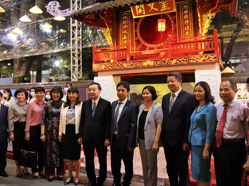 Lễ hội Du lịch và văn hóa ẩm thực Hà Nội 2021 thu hút hàng nghìn người trong đêm khai mạc - Anh 3