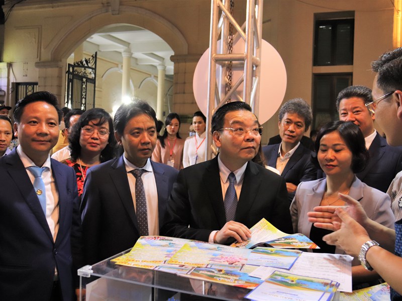 Lễ hội Du lịch và văn hóa ẩm thực Hà Nội 2021 thu hút hàng nghìn người trong đêm khai mạc - Anh 4