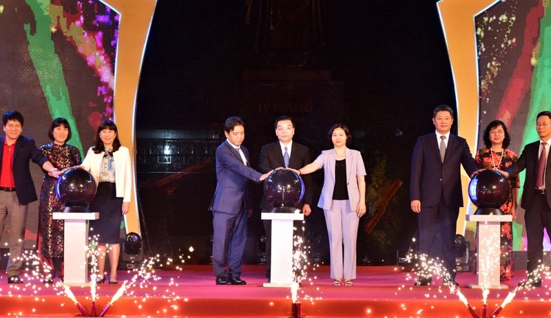 Lễ hội Du lịch và văn hóa ẩm thực Hà Nội 2021 thu hút hàng nghìn người trong đêm khai mạc - Anh 1