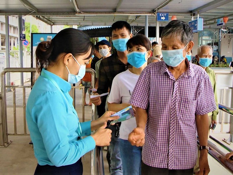 Quảng Ninh đề nghị xét nghiệm sàng lọc cho nhân viên nhà hàng, khách sạn - Anh 1