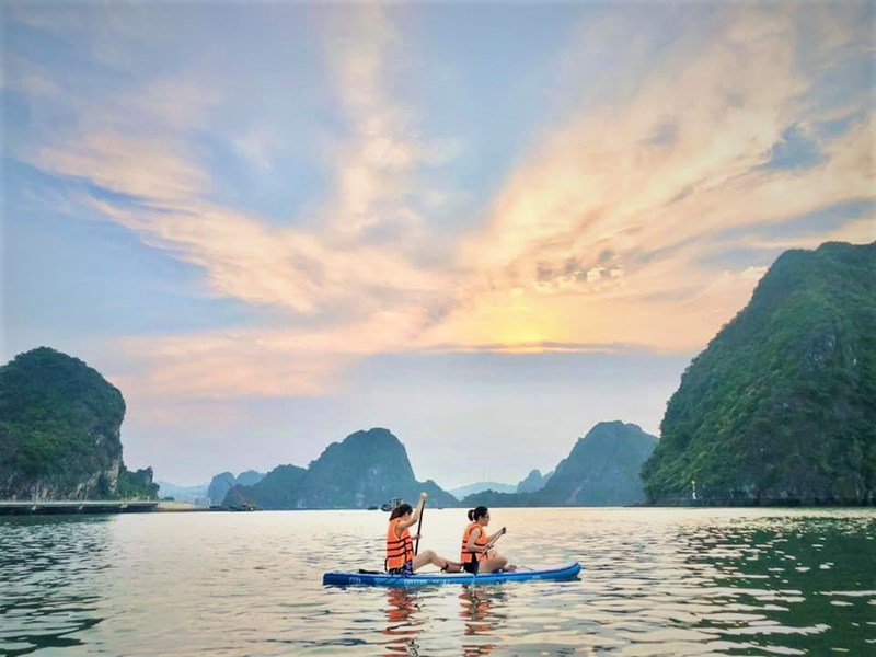 Quảng Ninh: Sẽ kiến nghị thu hồi thẻ hướng dẫn viên nếu không xét nghiệm SARS- CoV-2 - Anh 1