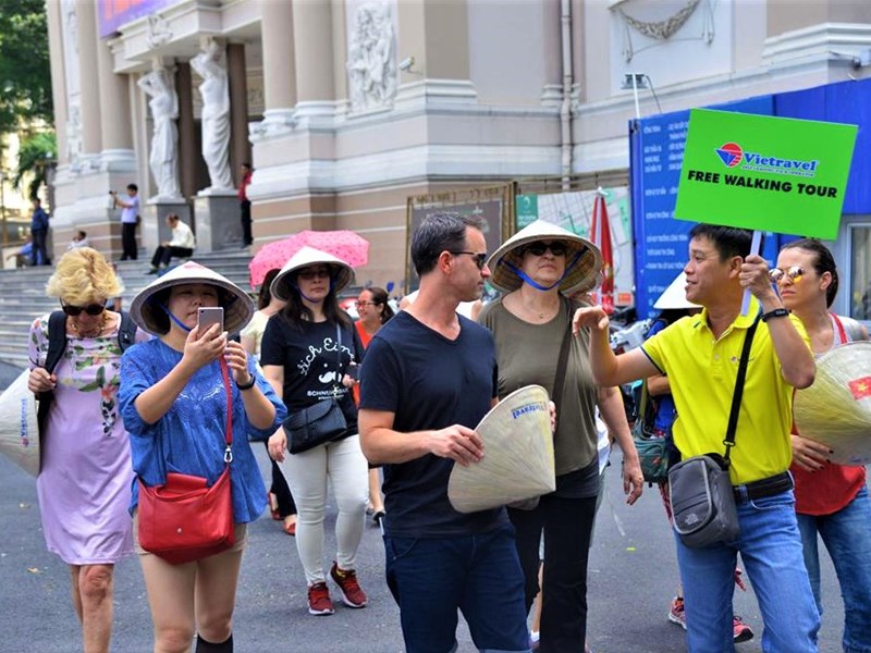 Bộ VHTTDL công bố thủ tục hành chính hỗ trợ hướng dẫn viên du lịch bị ảnh hưởng bởi đại dịch Covid-19 - Anh 1