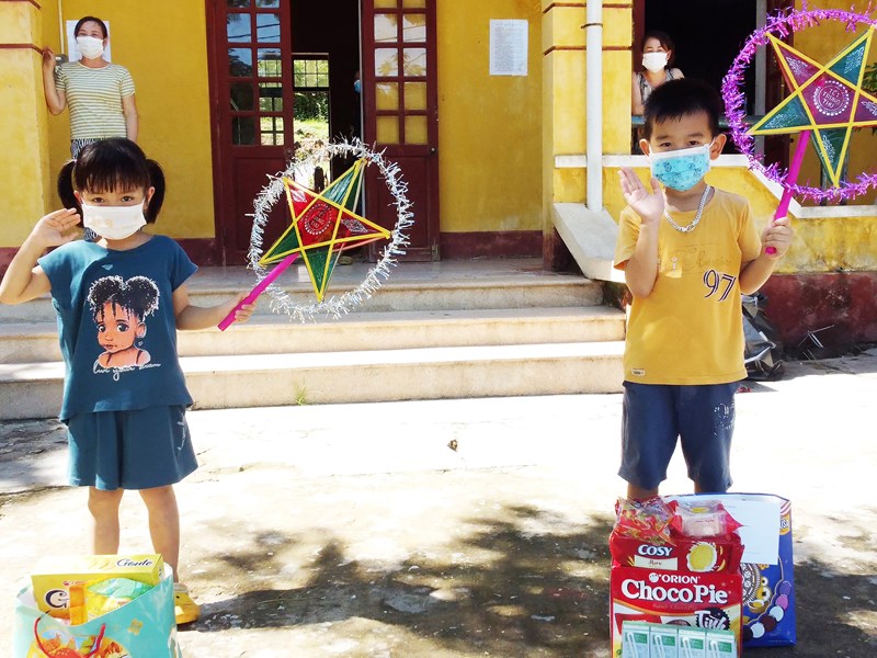 Quảng Bình: Tặng quà Tết Trung thu cho thiếu nhi ở nơi 
