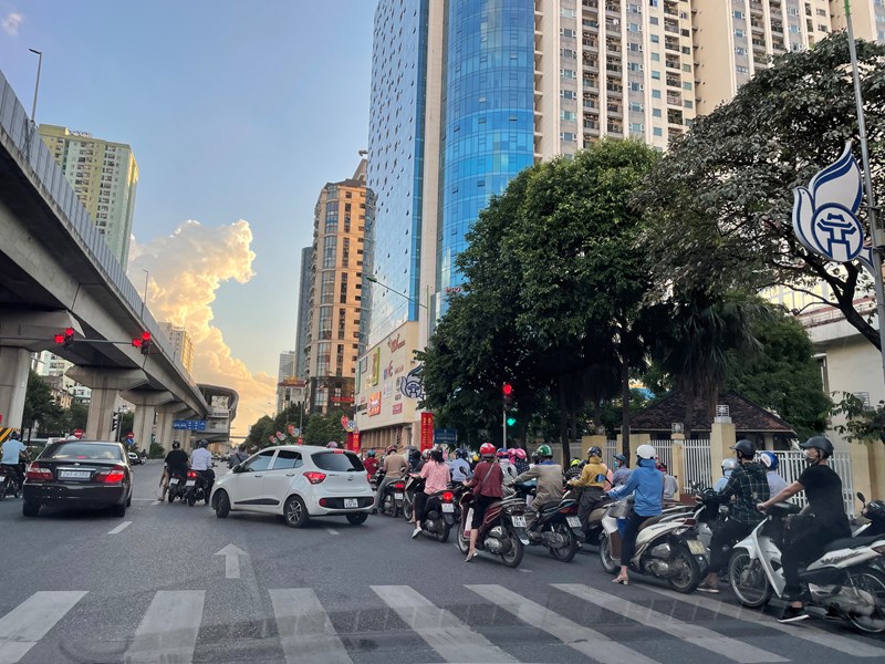 Hà Nội: Người dân trở lại cuộc sống bình thường trong tình hình mới - Anh 3