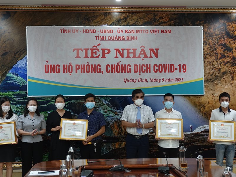 Quảng Bình: Tặng Bằng khen cặp vợ chồng ủng hộ 2 tỷ đồng phòng, chống dịch - Anh 1