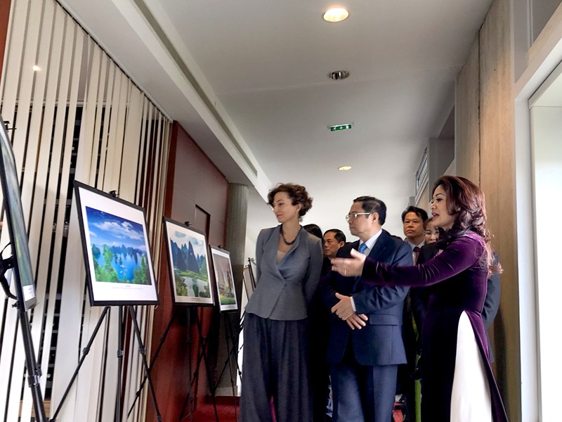 Thủ tướng làm việc với Tổng Giám đốc UNESCO, tham quan Triển lãm quan hệ đối tác Việt Nam-UNESCO - Anh 2