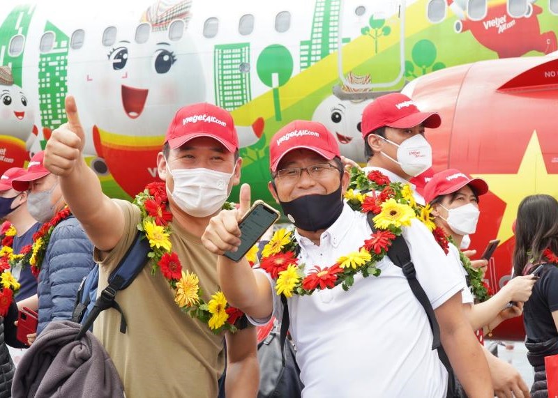 Đoàn khách quốc tế đầu tiên đến Phú Quốc bằng hộ chiếu vắc xin - Anh 5